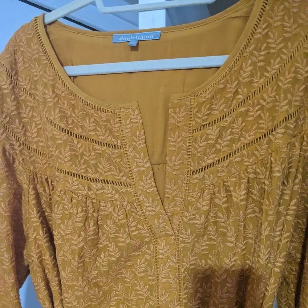 Embroidered mustard dress - Picture 3 of 3